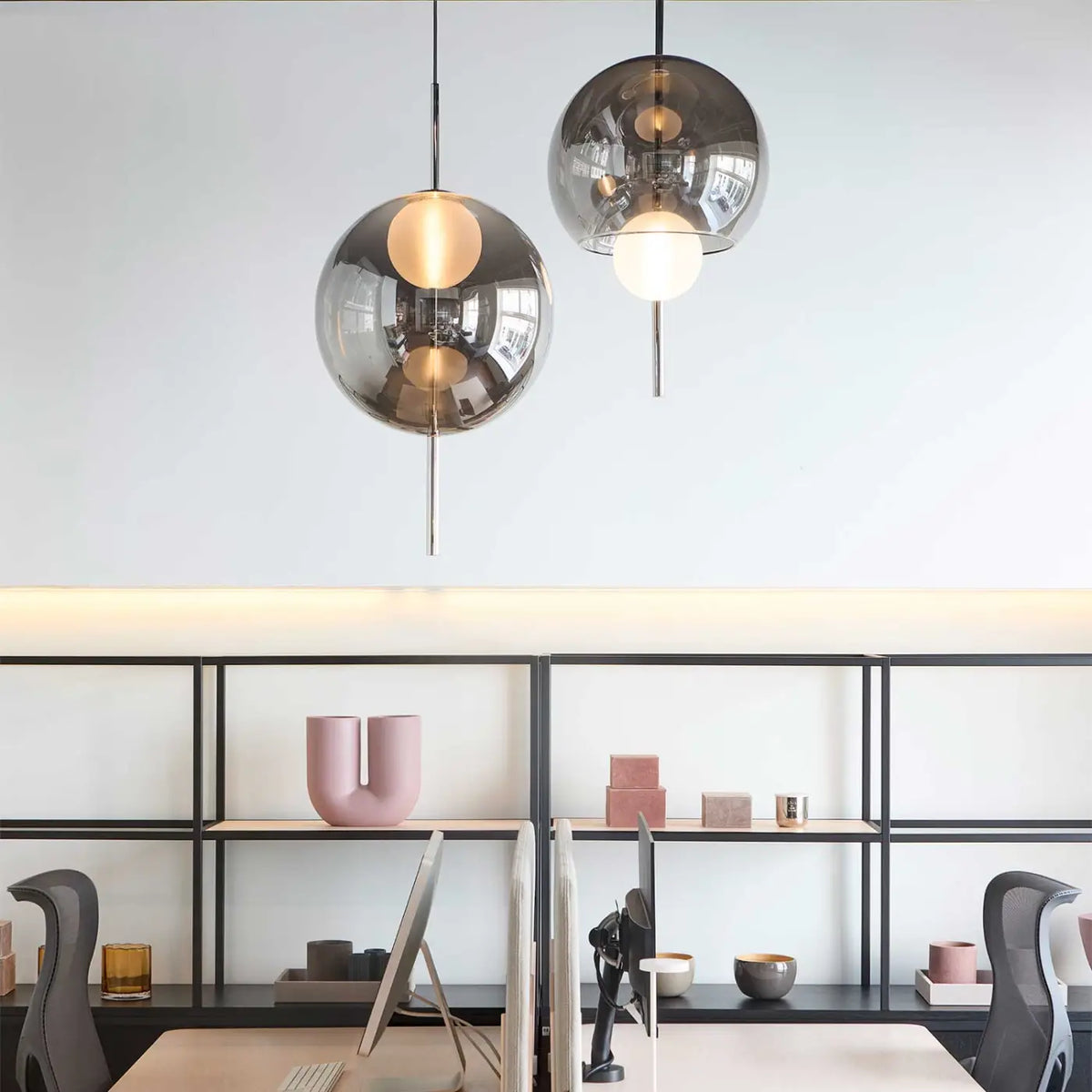 Ensemble de lampes suspendues en verre Lira composant un point lumineux