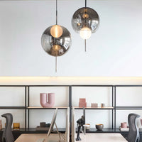 Ensemble de lampes suspendues en verre Lira composant un point lumineux