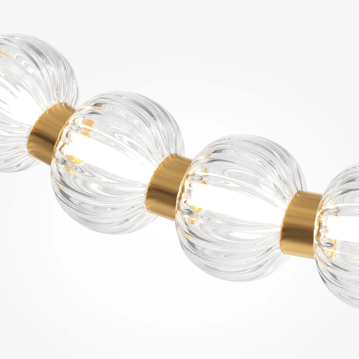 Détail des perles de verre strié sur ce plafonnier doré
