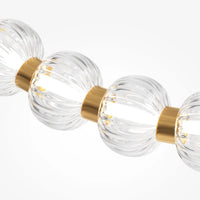 Détail des perles de verre strié sur ce plafonnier doré