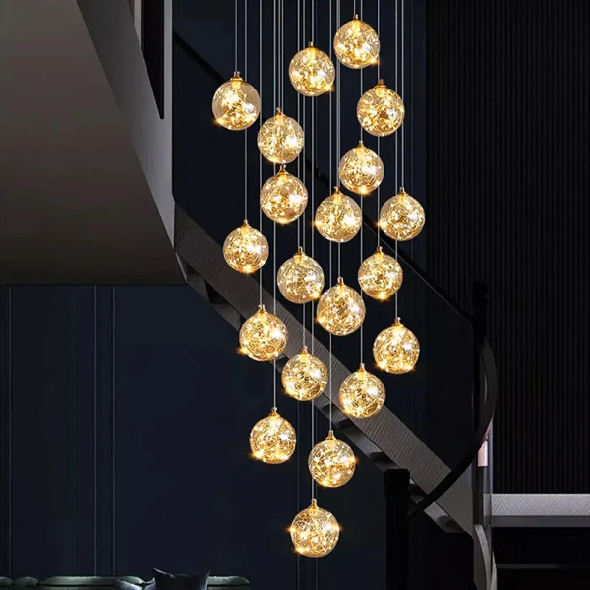 Suspension Cascade LED Dorée pour Escalier