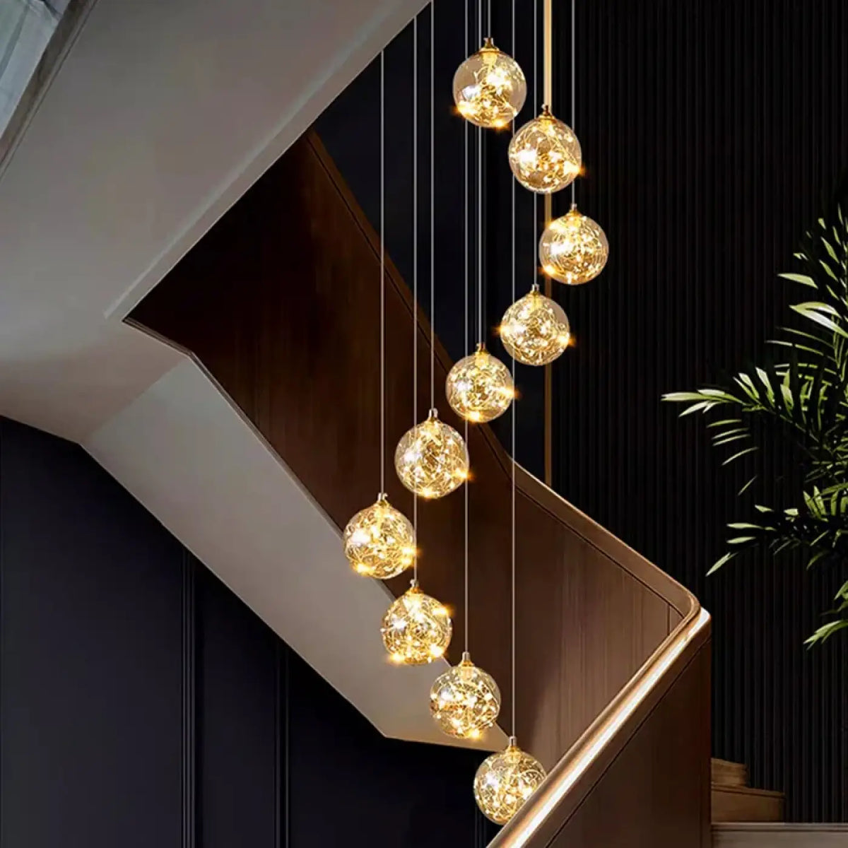 Suspension Cascade LED Dorée pour Escalier