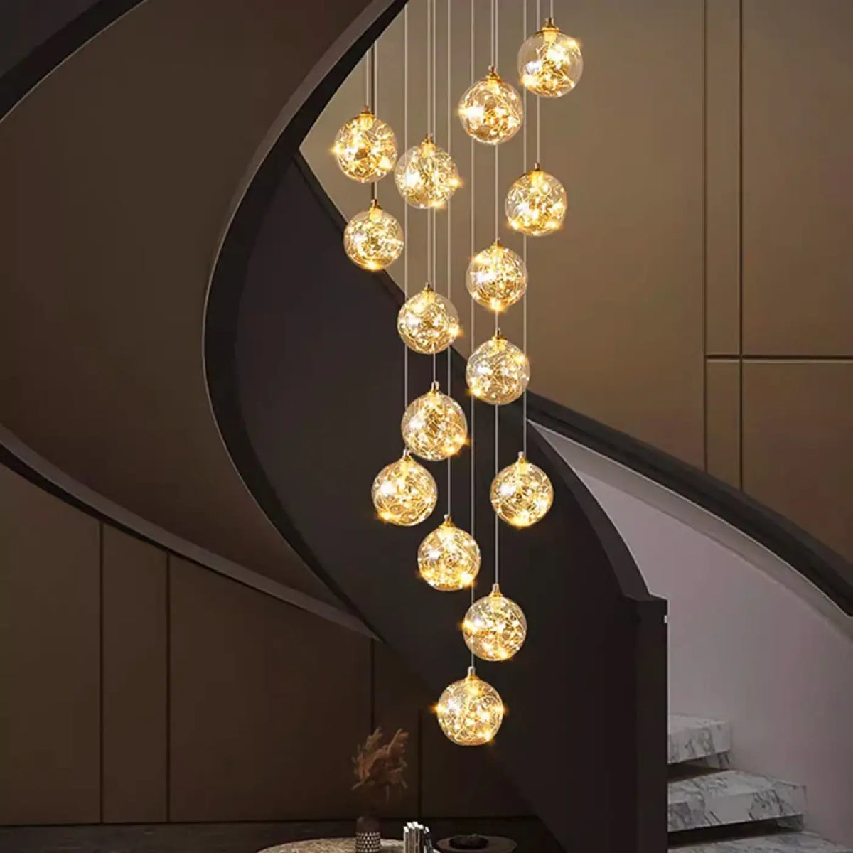 Suspension Cascade LED Dorée pour Escalier