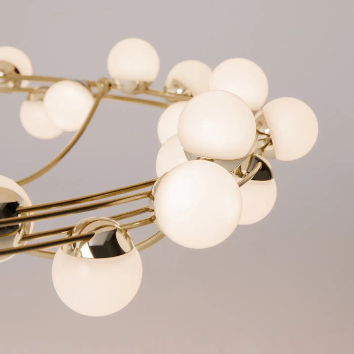 Plafonnier doré Orélia avec disque en relief et LED intégrée