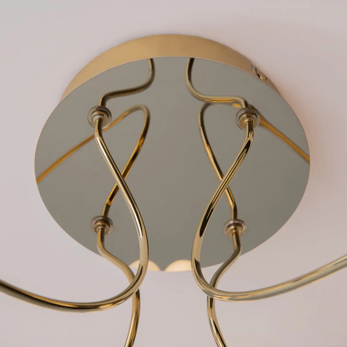 Plafonnier doré Orélia illuminant un salon spacieux et chic