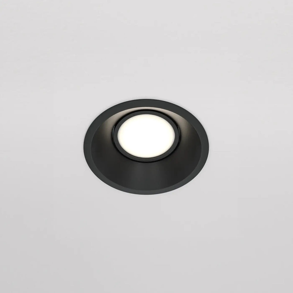 Spot encastrable rond blanc diffusant une lumière douce en chambre