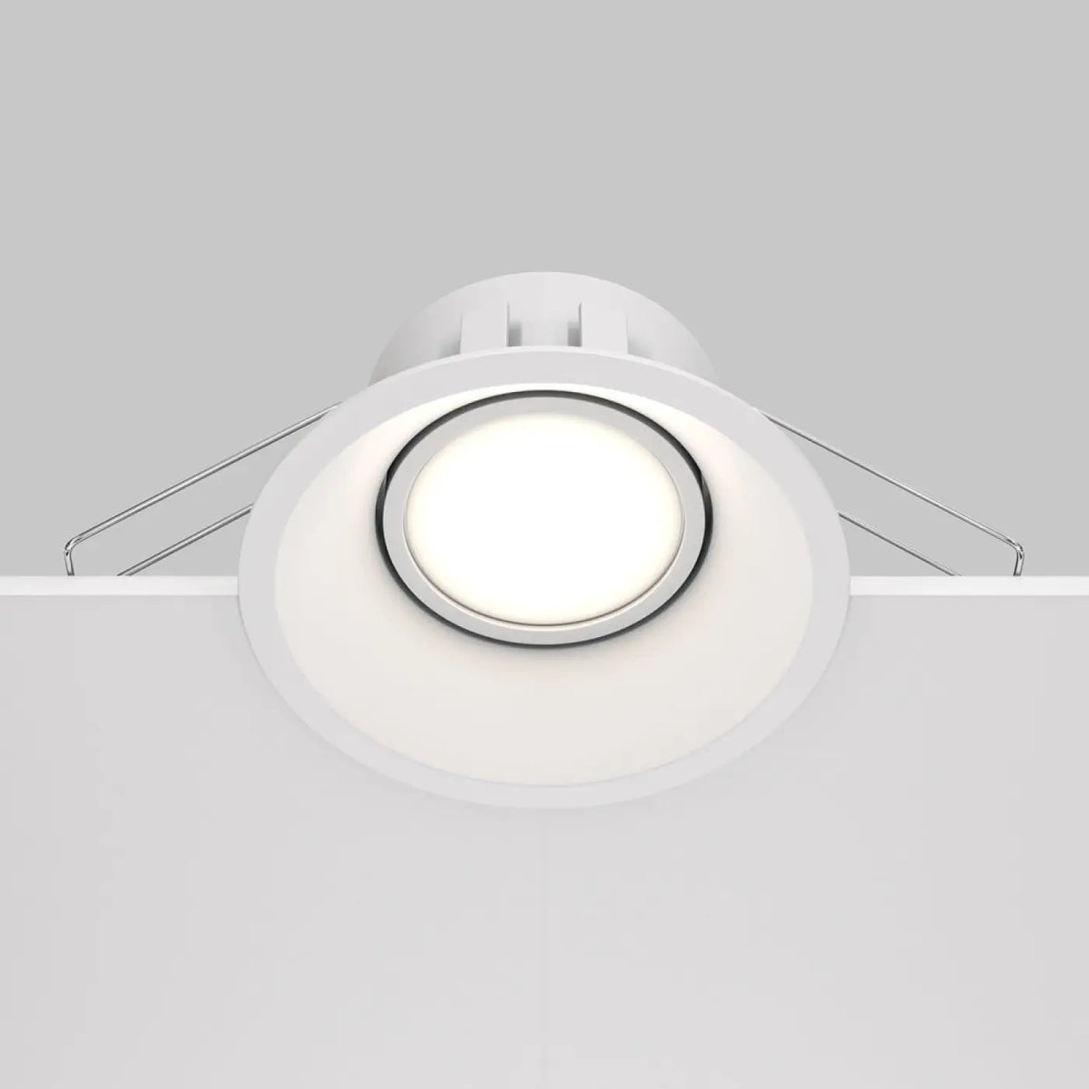 Spot encastrable rond noir intégré à un plafond graphique