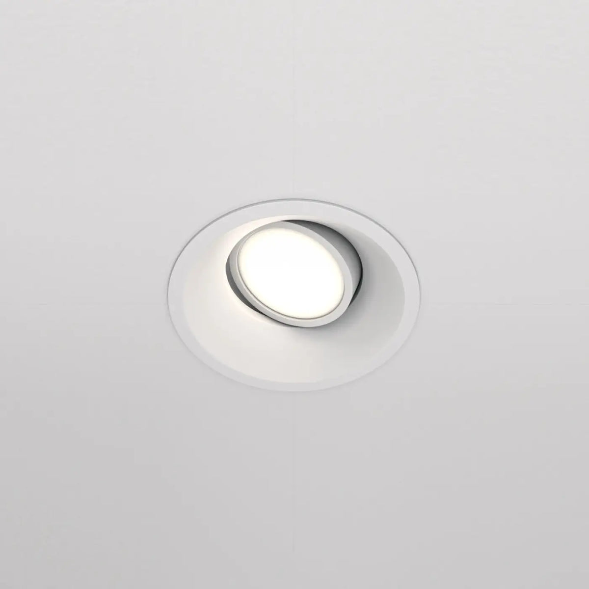 Vue rapprochée du spot encastrable rond avec tête orientable