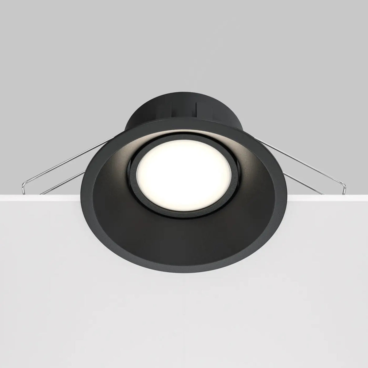 Spot encastrable rond installé en série dans un couloir moderne