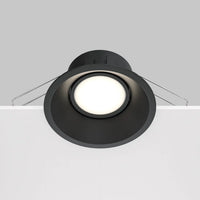 Spot encastrable rond installé en série dans un couloir moderne