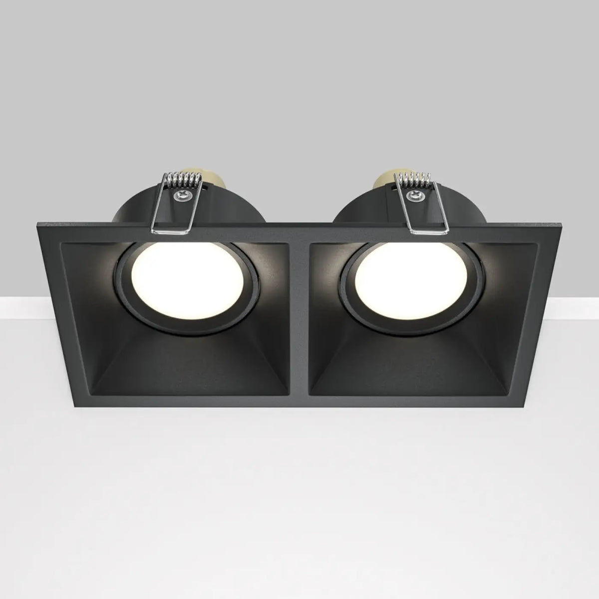Vue rapprochée des têtes orientables du spot encastrable double