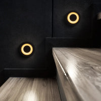 Spot encastré étanche noir installé dans un escalier intérieur