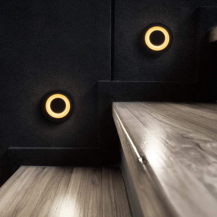 Spot encastré étanche noir installé dans un escalier intérieur