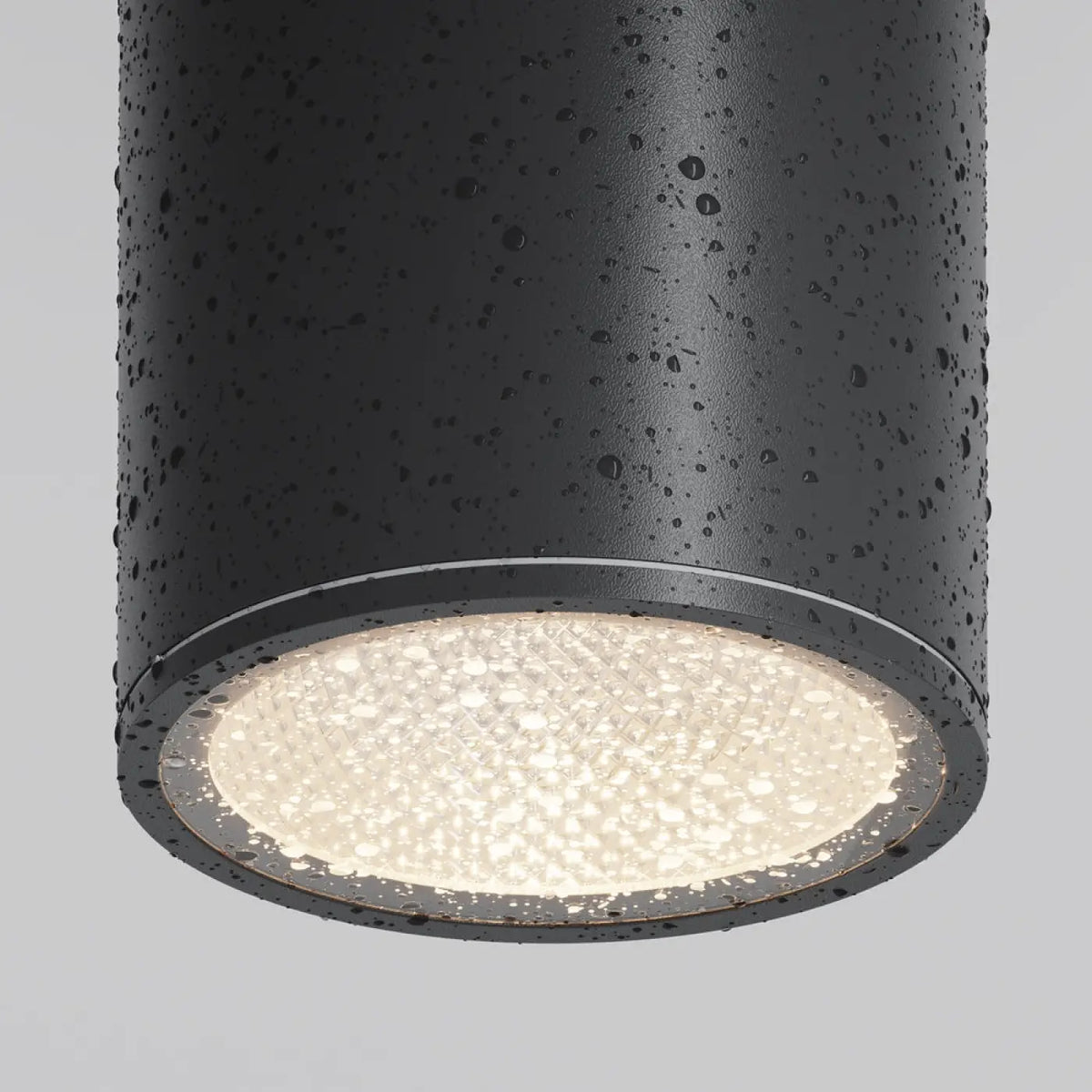 Plafonnier extérieur graphite Naela installé sous un porche