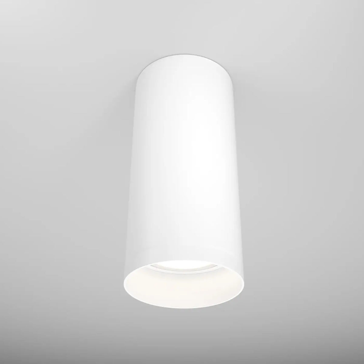 Spot cylindrique en acier blanc discret sur un plafond clair