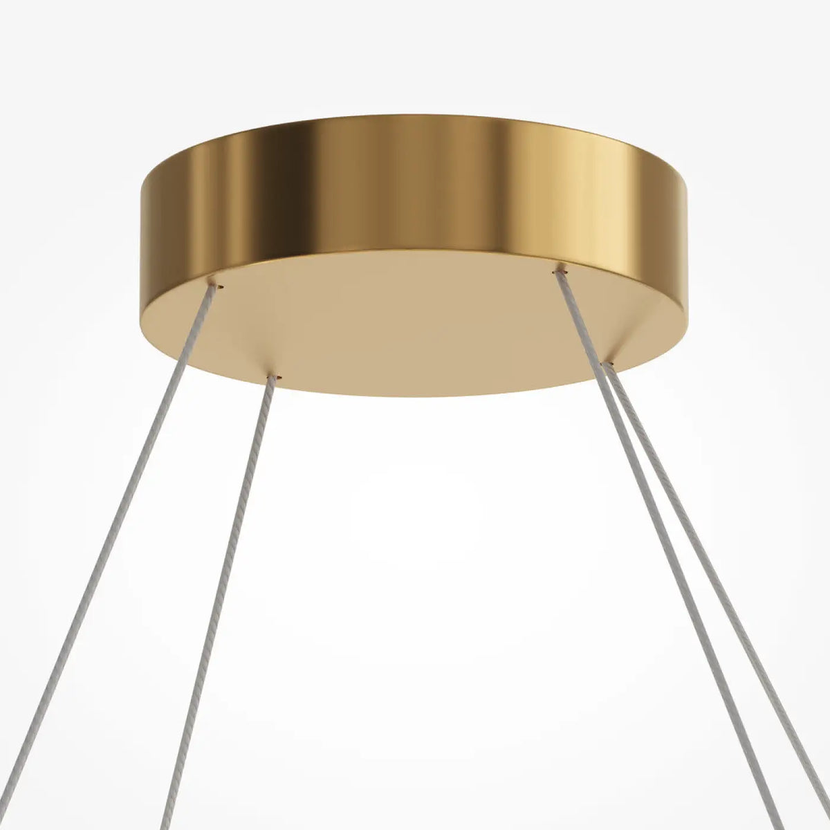 Suspension anneau doré installée dans un salon au plafond haut