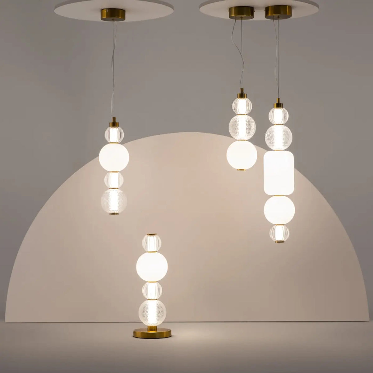 Suspension à globes en verre installée dans une entrée spacieuse