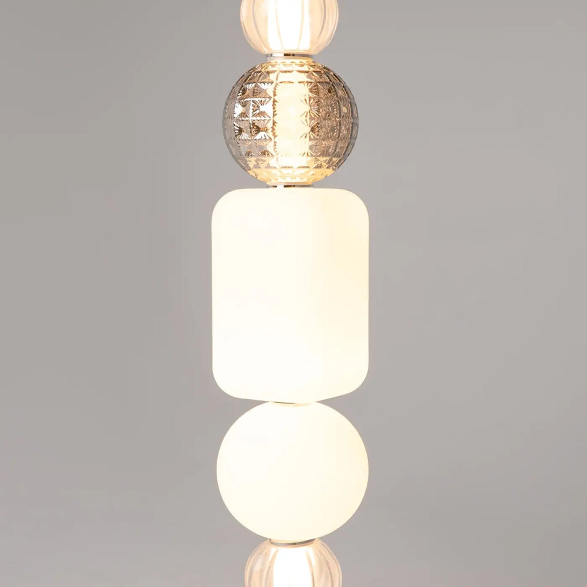 Suspension à globes en verre Lior dans un salon contemporain
