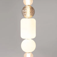 Suspension à globes en verre Lior dans un salon contemporain
