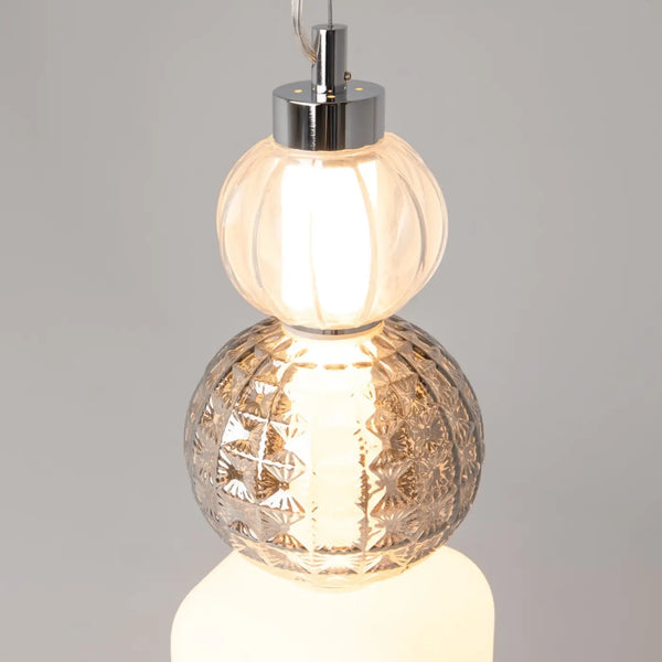 Détail des cinq globes en verre cerclés de métal doré