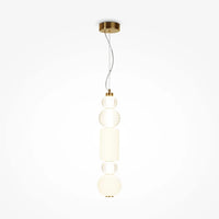 Suspension à globes en verre éclairée diffusant une lumière blanc chaud