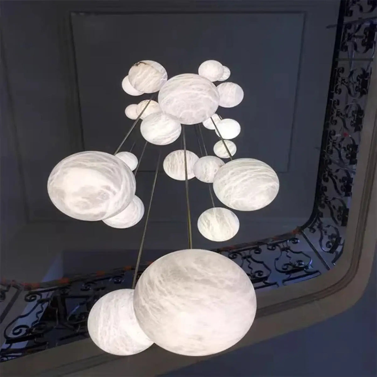 Lampe Suspendue Grappe Marbrée Blanche et Dorée