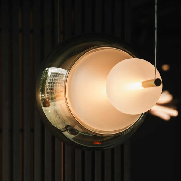 Détail du verre sablé de la suspension en verre Astra finition Dorée