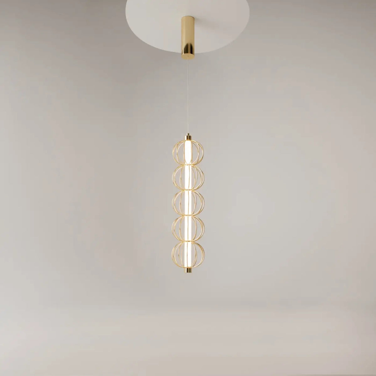 Suspension cage dorée avec tube lumineux vertical en acier fin doré