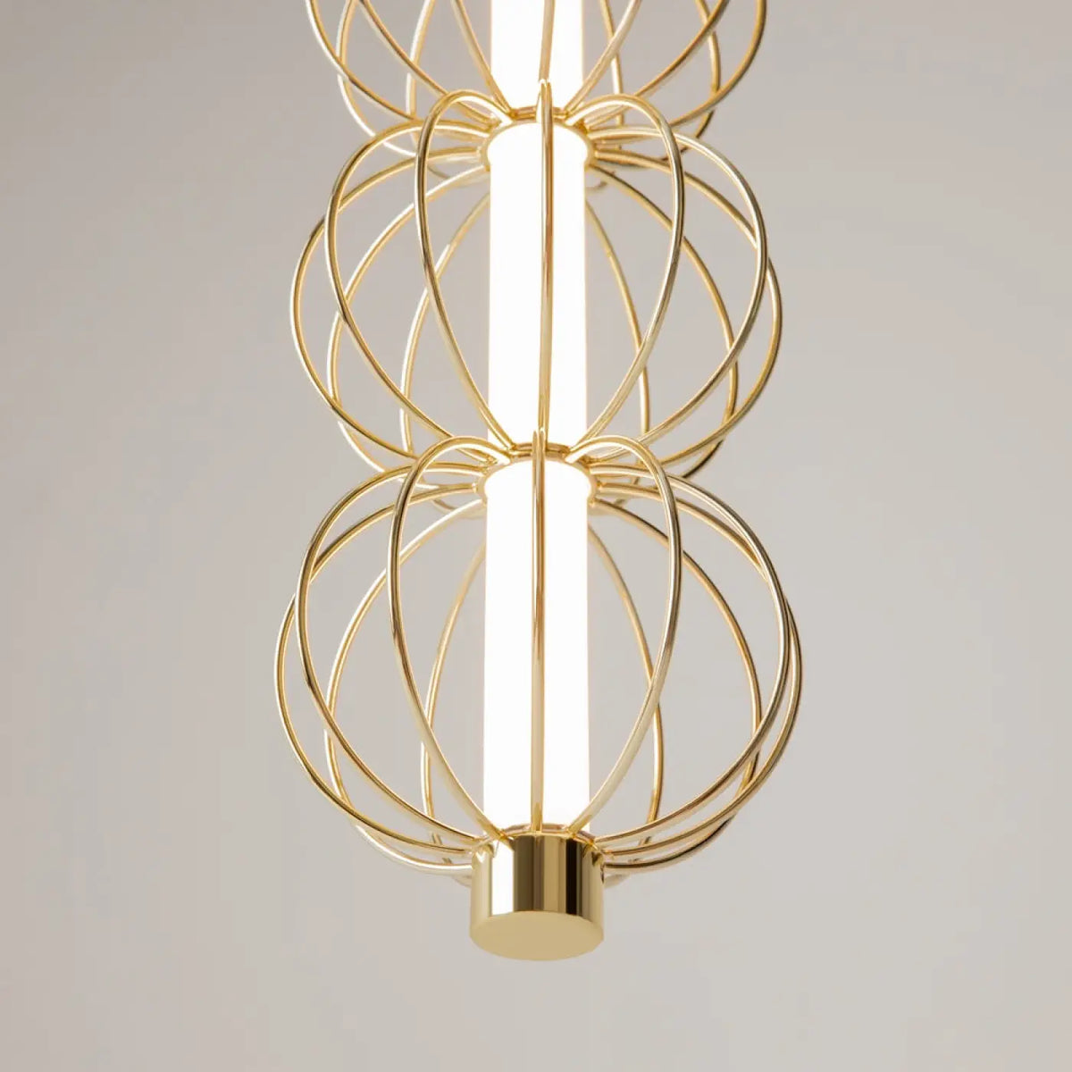 Suspension cage dorée installée au-dessus d'une table à manger élégante