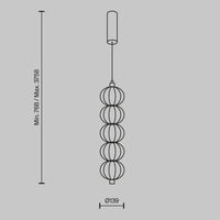 Vue rapprochée de la structure métallique dorée de la suspension cage dorée