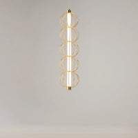 Détail de la suspension cage dorée diffusant une lumière blanche chaude