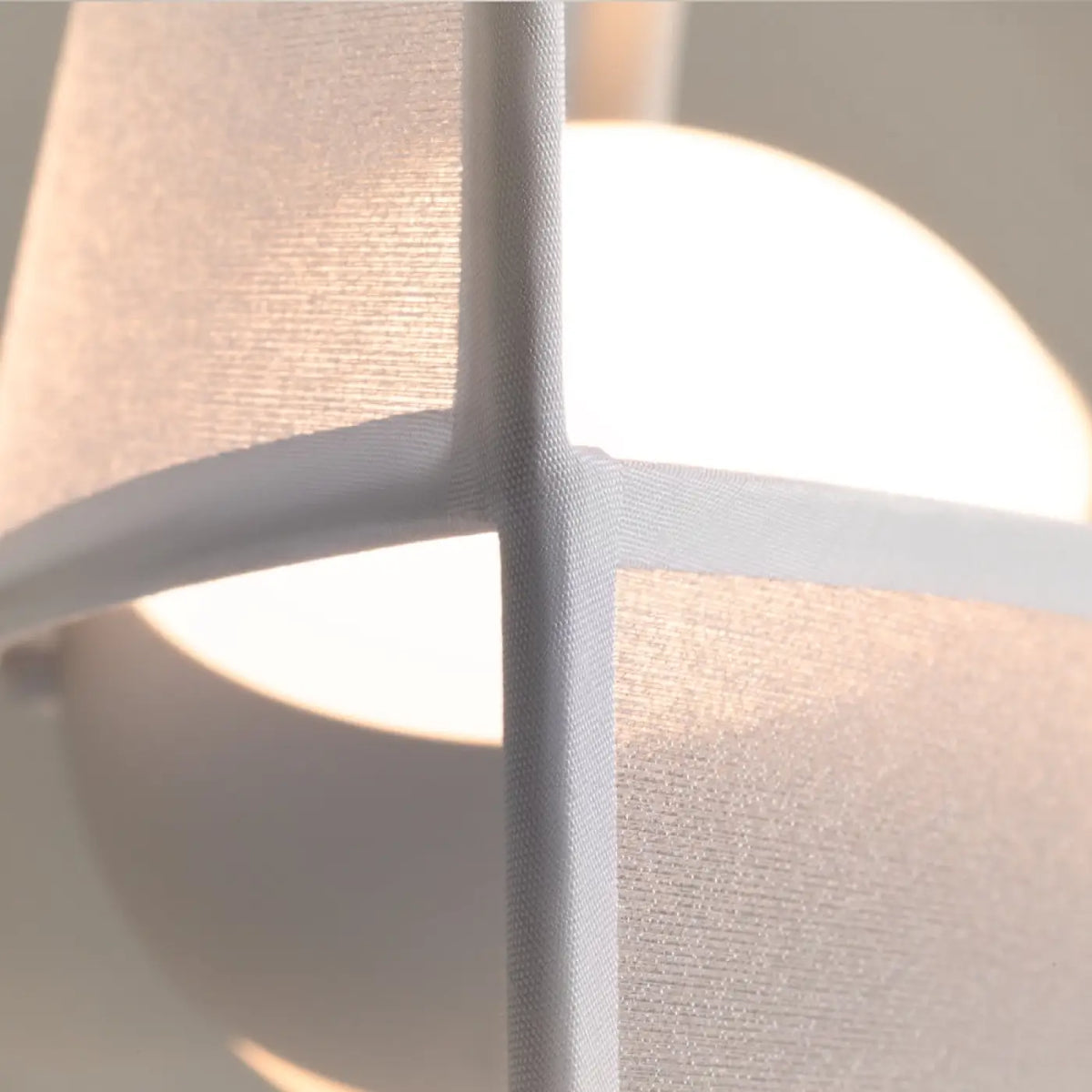 Suspension LED design installée au-dessus d'une table de salle à manger