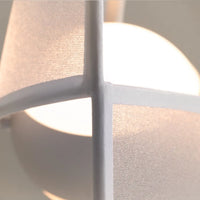 Suspension LED design installée au-dessus d'une table de salle à manger