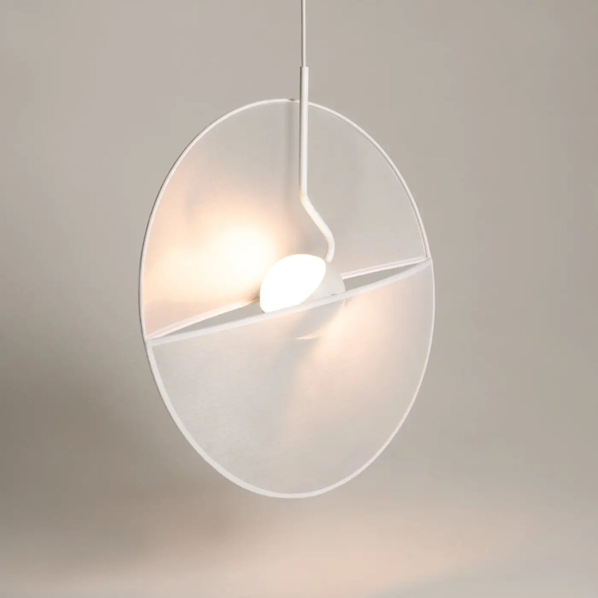 Suspension LED blanche avec disque textile translucide et diffuseur arrondi