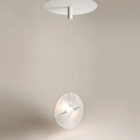 Détail de la suspension LED Maëlys et son armature métal blanc
