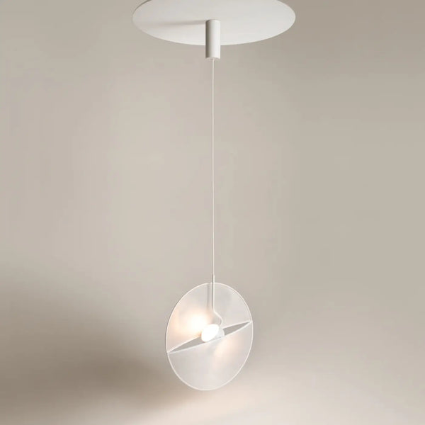 Détail de la suspension LED Maëlys et son armature métal blanc