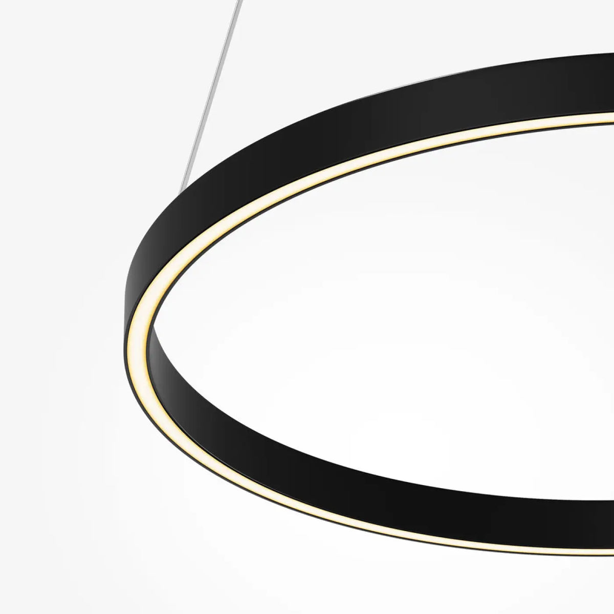Suspension anneau LED noire dans un salon contemporain
