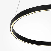 Suspension anneau LED noire dans un salon contemporain