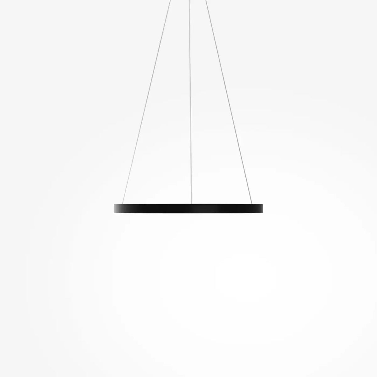 Suspension anneau LED dorée au-dessus d'une table à manger