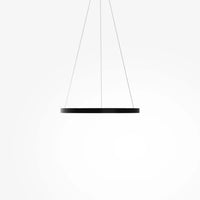 Suspension anneau LED dorée au-dessus d'une table à manger