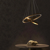 Suspension cascade LED à trois anneaux noir au-dessus d'une table, vue 7