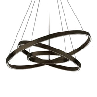 Vue rapprochée de la suspension cascade LED version noire moderne