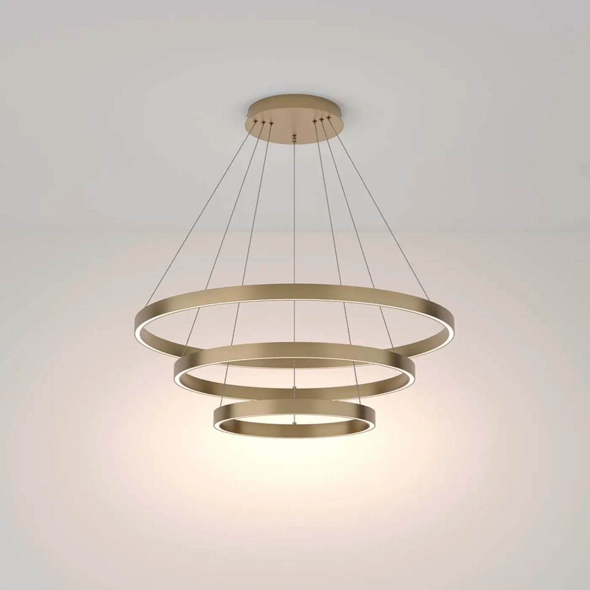 Suspension cascade LED à trois anneaux noir au-dessus d'une table