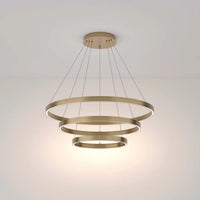 Suspension cascade LED à trois anneaux noir au-dessus d'une table