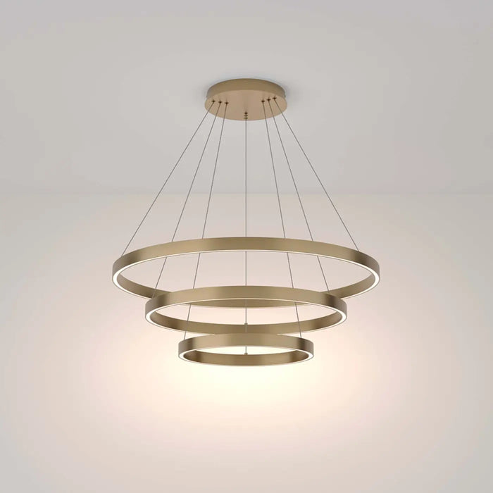 Suspension cascade LED à trois anneaux noir au-dessus d'une table