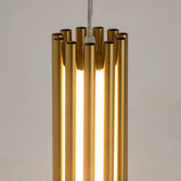 Détail de la suspension cylindrique dorée et son diffuseur en verre