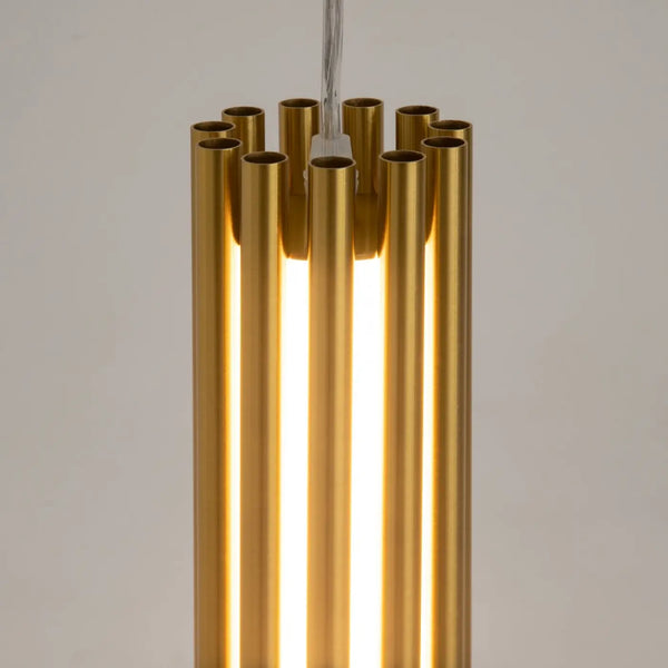 Détail de la suspension cylindrique dorée et son diffuseur en verre
