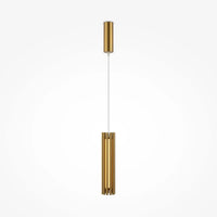Suspension cylindrique dorée éclairant une table à manger