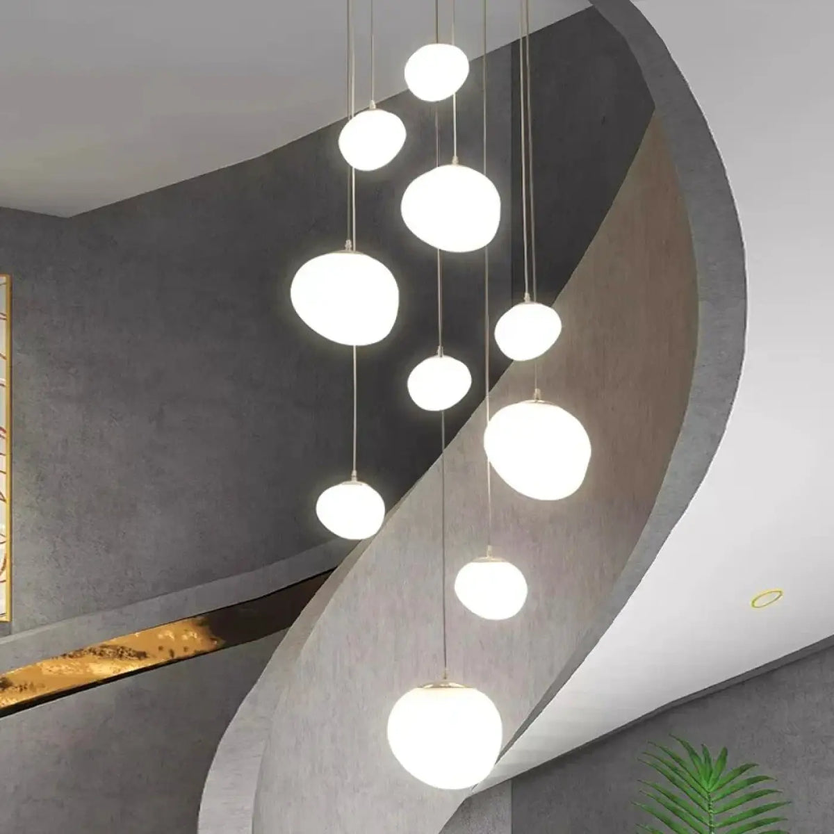 Suspension Blanche pour Escalier sur Plusieurs Étages