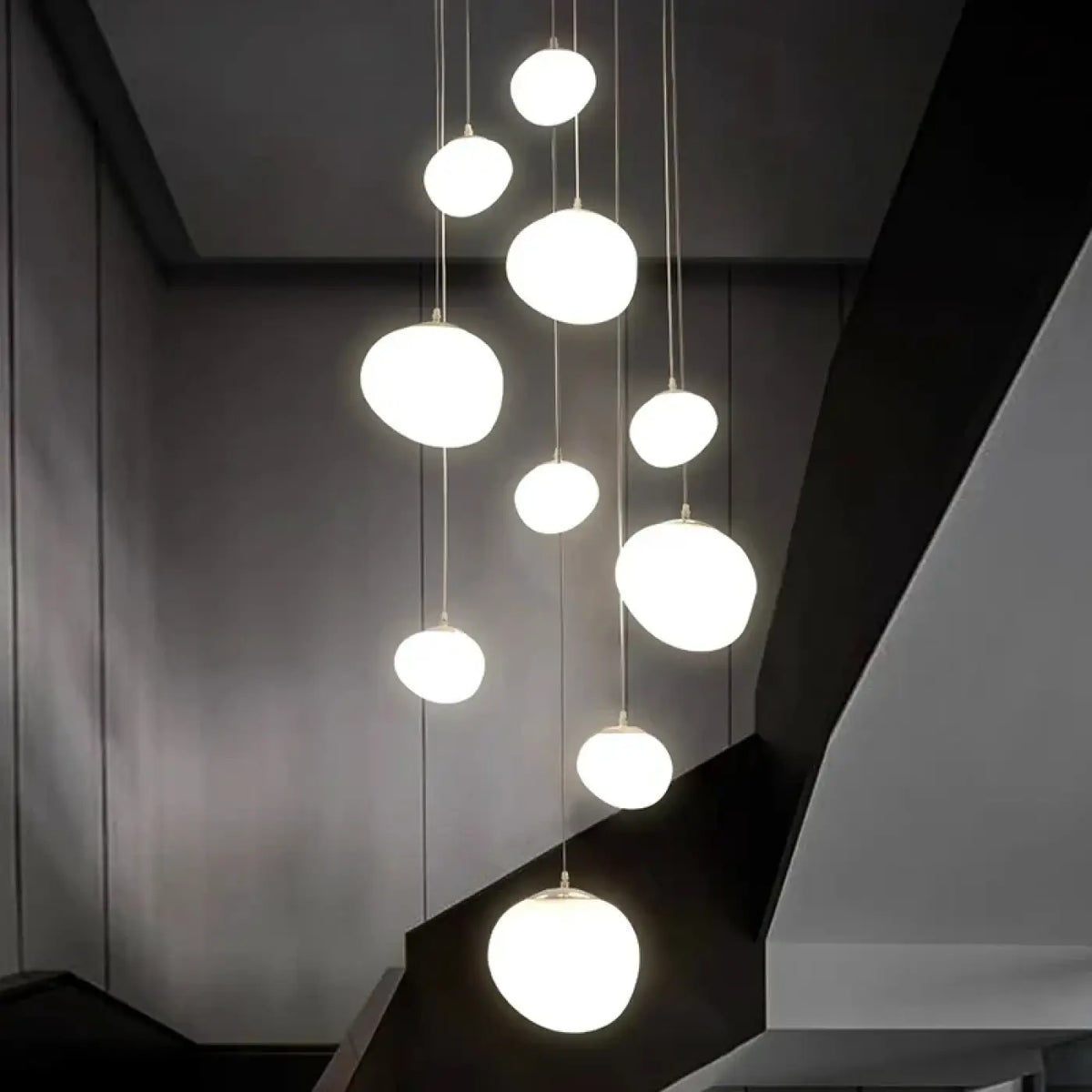 Suspension Blanche pour Escalier sur Plusieurs Étages